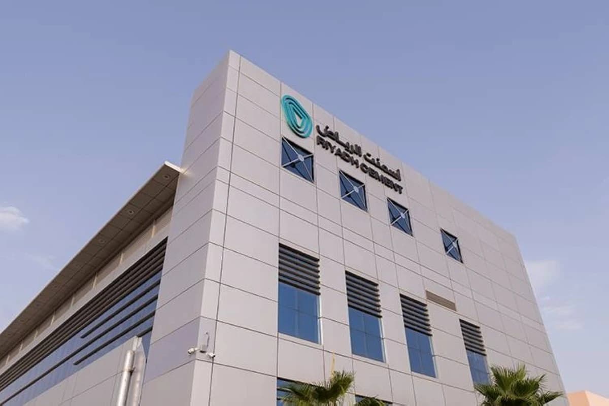 "أسمنت الرياض" تشتري الطاقة الشمسية من "سمانا" لـ 25 عاما