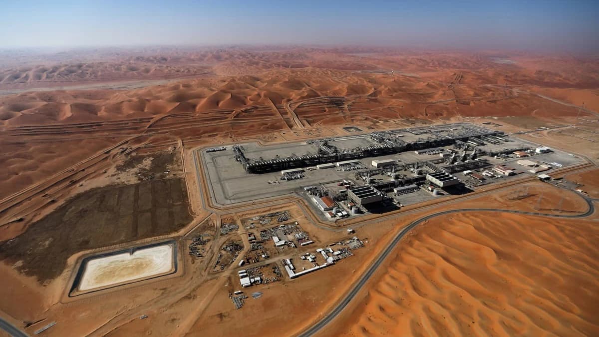 "بلومبرغ": السعودية تعاود تصدير النفط عبر خط أنابيب "شرق-غرب"
