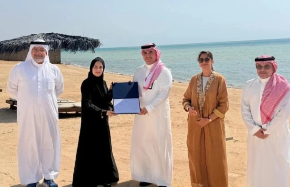 الهيئة السعودية للبحر الأحمر تسلم أول رخصة مشغل شاطئ بالمملكة لتشغيل شاطئ "يام"