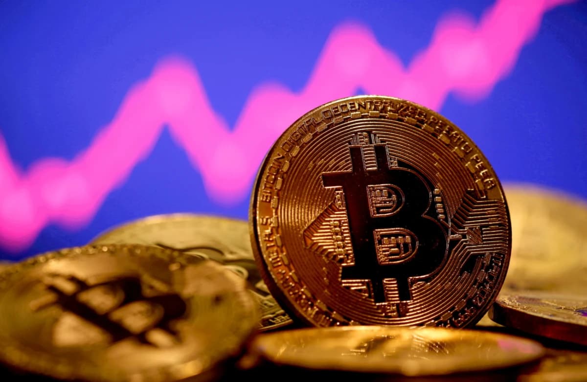 سعر بيتكوين يتجاوز 82 ألف دولار مع تراجع النفط وتحسن شهية المخاطرة