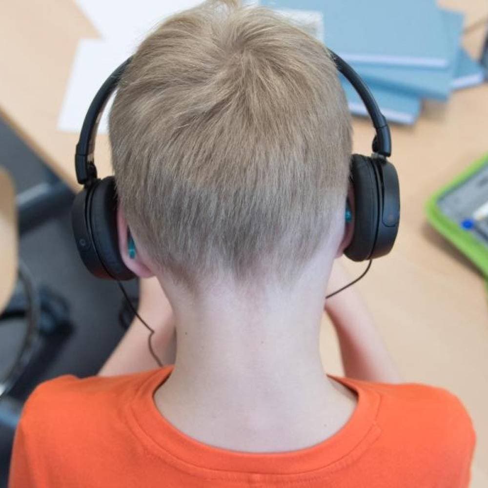 استخدام السماعات ثلاث ساعات متتالية مضر بالأذن.