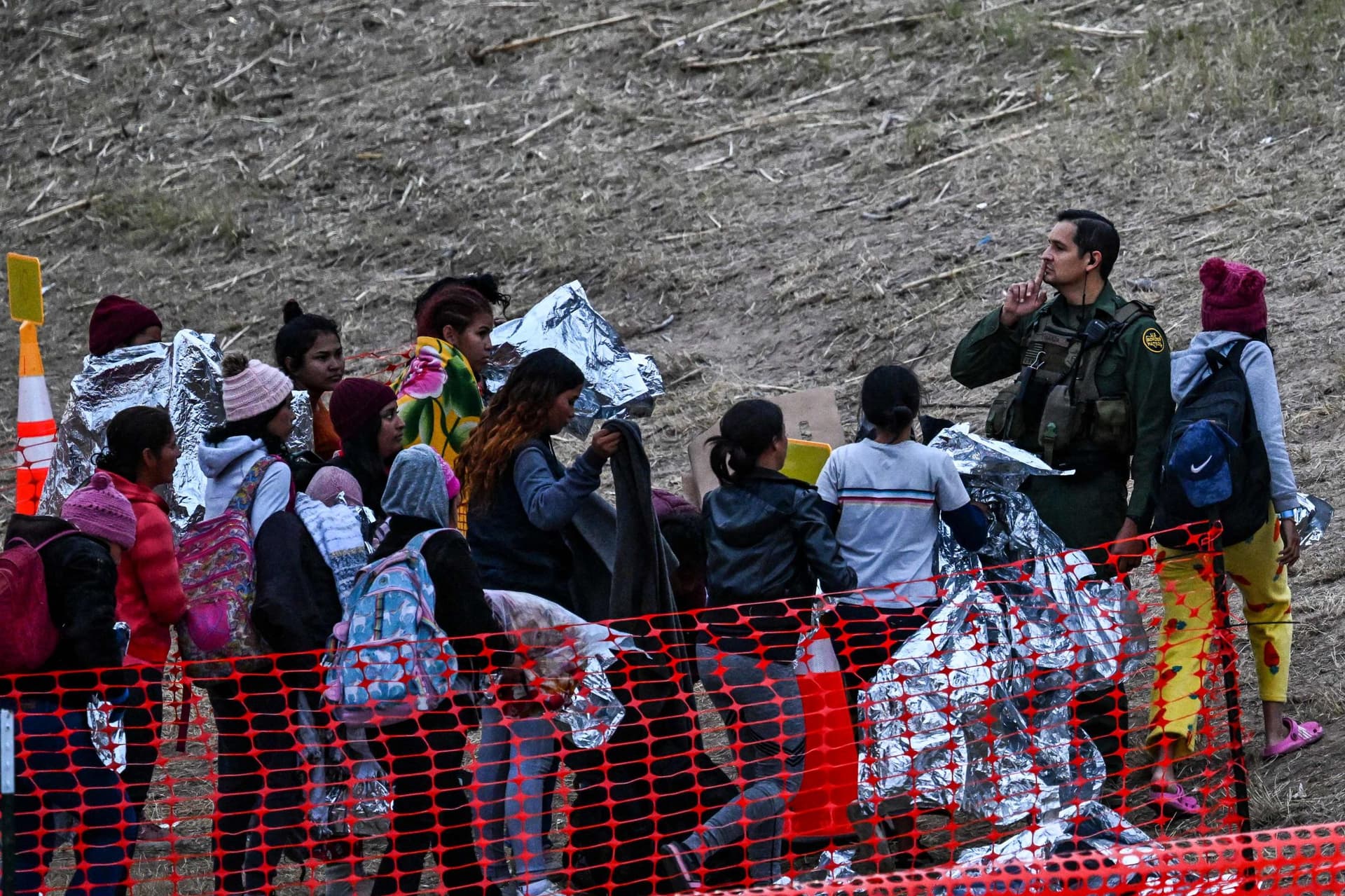 تدفق المهاجرين إلى أمريكا عبر الحدود المكسيكية يضعف إدارة بايدن