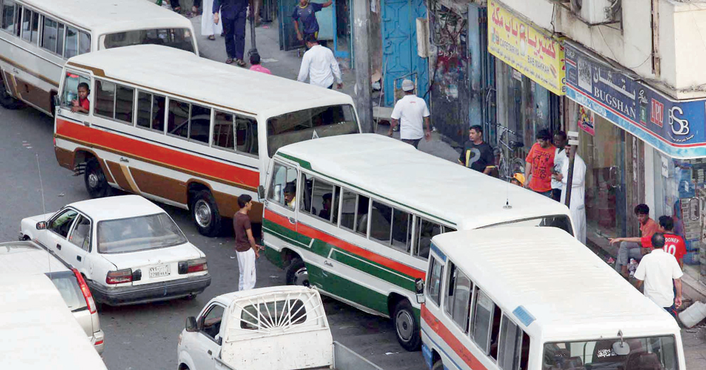 حافلات «خط البلدة».. متهالكة وصامدة أمام مراحل التطوير