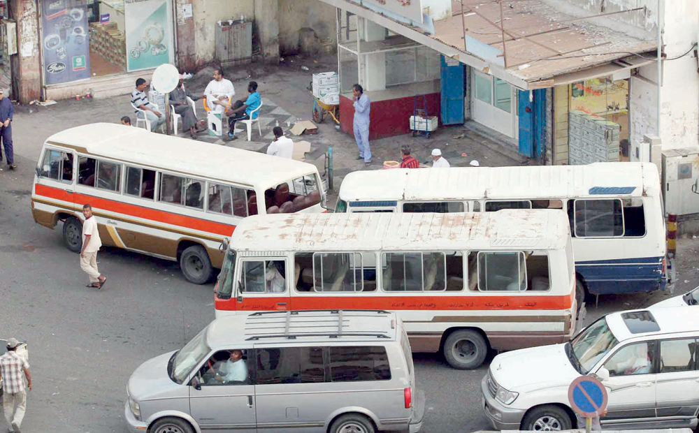 حافلات «خط البلدة».. متهالكة وصامدة أمام مراحل التطوير