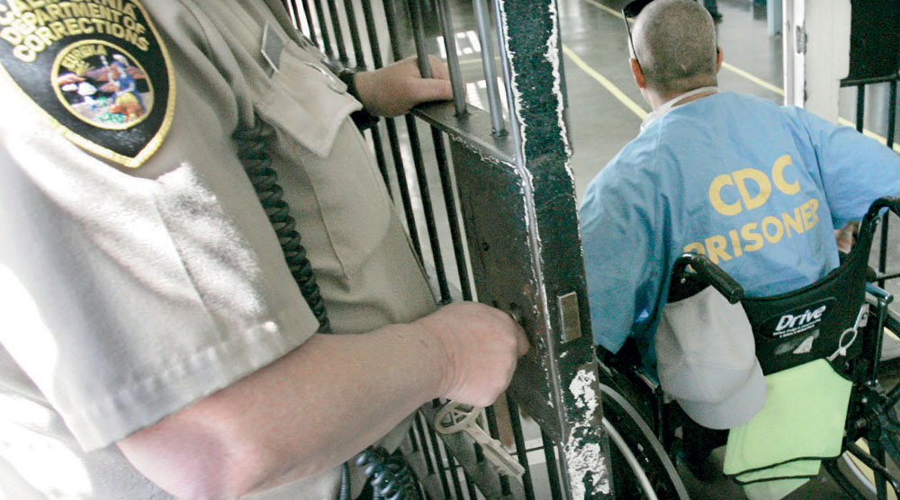 سجون بريطانيا .. مجرمون تقدم بهم العمر وآخرون أصابهم الخرف