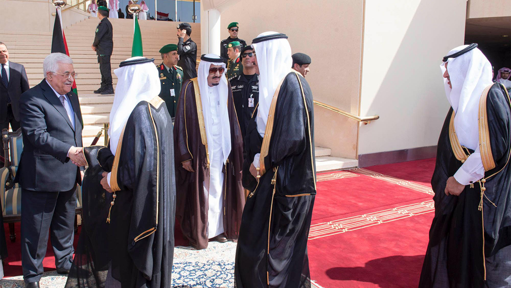 الملك من قمة الرياض يدعو قادة القمة إلى تأسيس مجالس لرجال الأعمال والتجارة الحرة