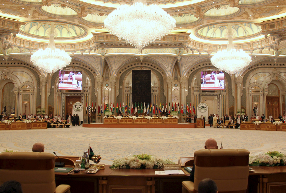 الملك من قمة الرياض يدعو قادة القمة إلى تأسيس مجالس لرجال الأعمال والتجارة الحرة