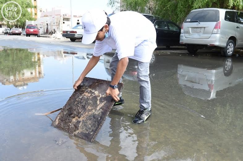 فرق "سواعد والكشافة " بتعليم جدة تباشر أعمالها التطوعية في الأحياء المتضررة من الأمطار