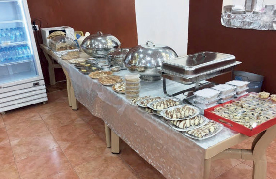 «أم خالد».. رفض بنك التسليف تمويلها واليوم تدير مطبخا «عامرا بالزبائن»