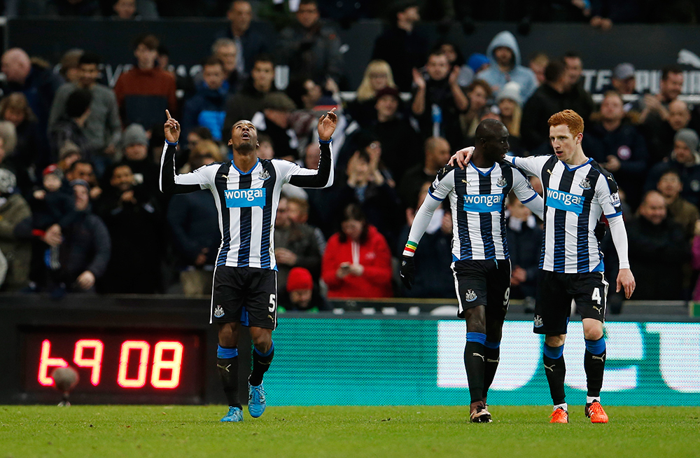 نيوكاسل يفاجىء ليفربول ويلحق به هزيمته الثانية بقيادة كلوب