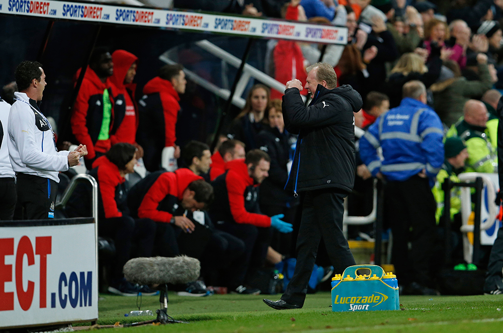 نيوكاسل يفاجىء ليفربول ويلحق به هزيمته الثانية بقيادة كلوب