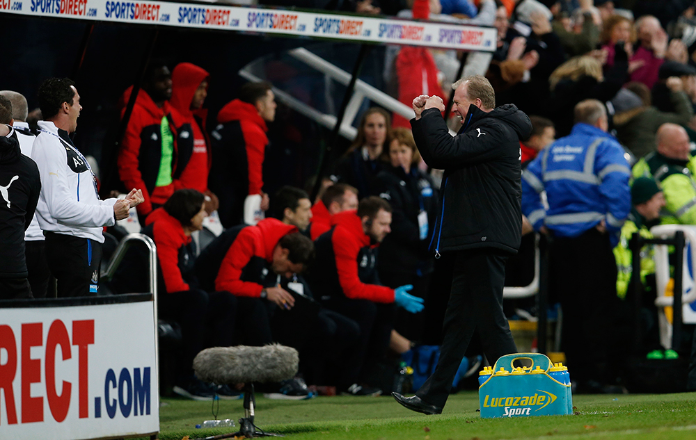 نيوكاسل يفاجىء ليفربول ويلحق به هزيمته الثانية بقيادة كلوب