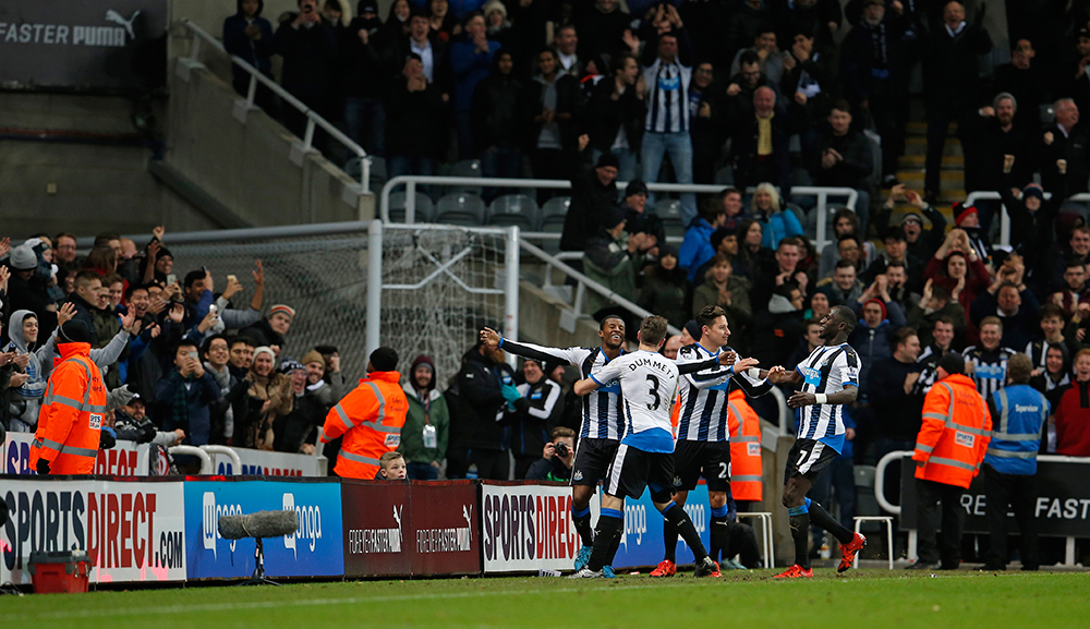 نيوكاسل يفاجىء ليفربول ويلحق به هزيمته الثانية بقيادة كلوب