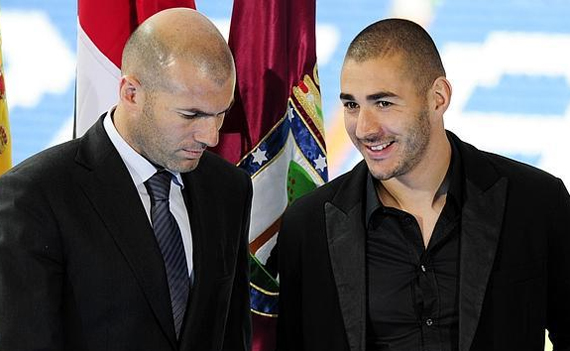 زيدان يطالب بعدم استبعاد بنزيما من منتخب فرنسا