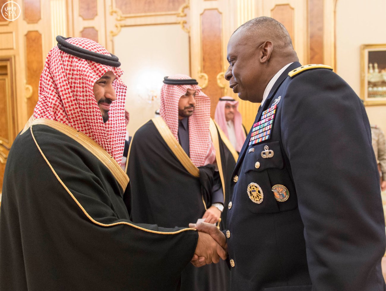 ولي ولي العهد يجتمع بقائد القيادة الوسطى الأمريكية ويبحث معه التعاون العسكري