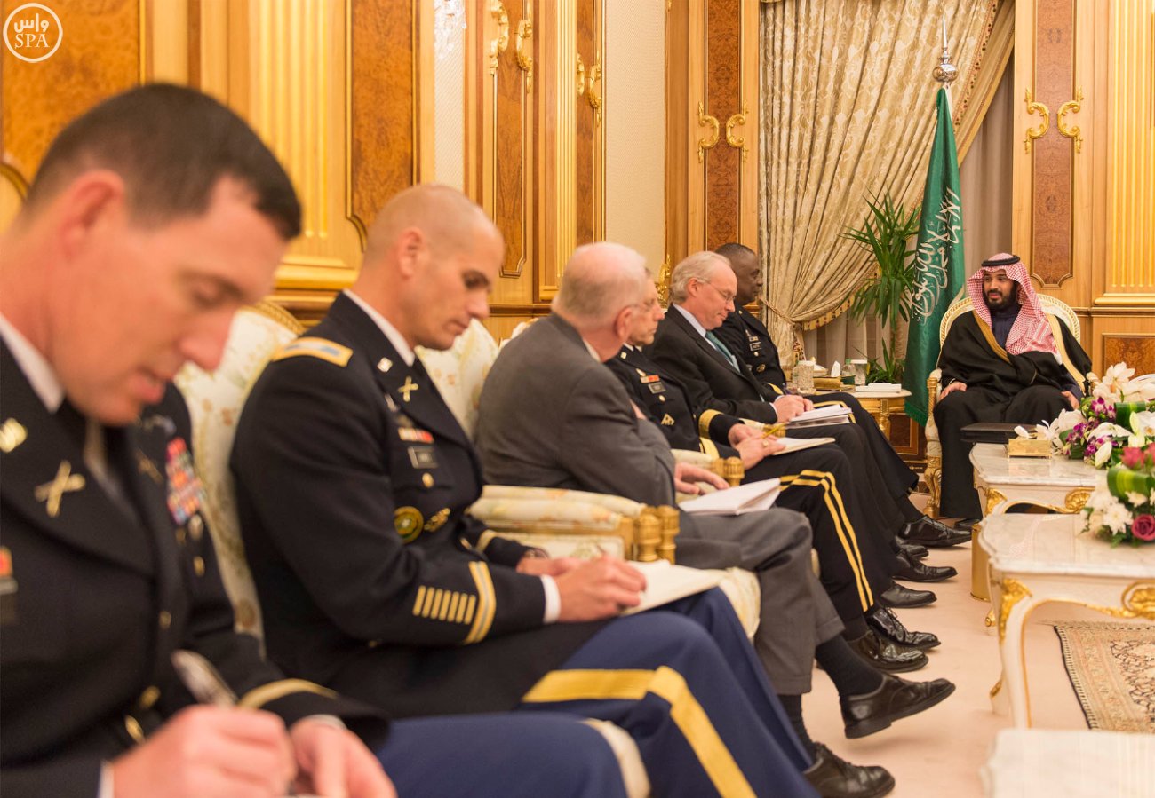 ولي ولي العهد يجتمع بقائد القيادة الوسطى الأمريكية ويبحث معه التعاون العسكري