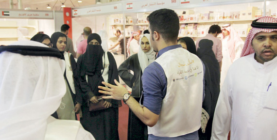 100 متطوع يجيبون عن أسئلة زوار معرض جدة للكتاب
