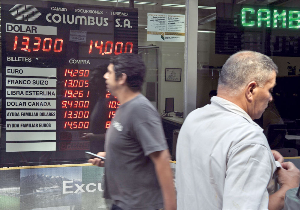 العملة الأرجنتينية تفقد 40 % من قيمتها 
بعد تحرير سعر الصرف