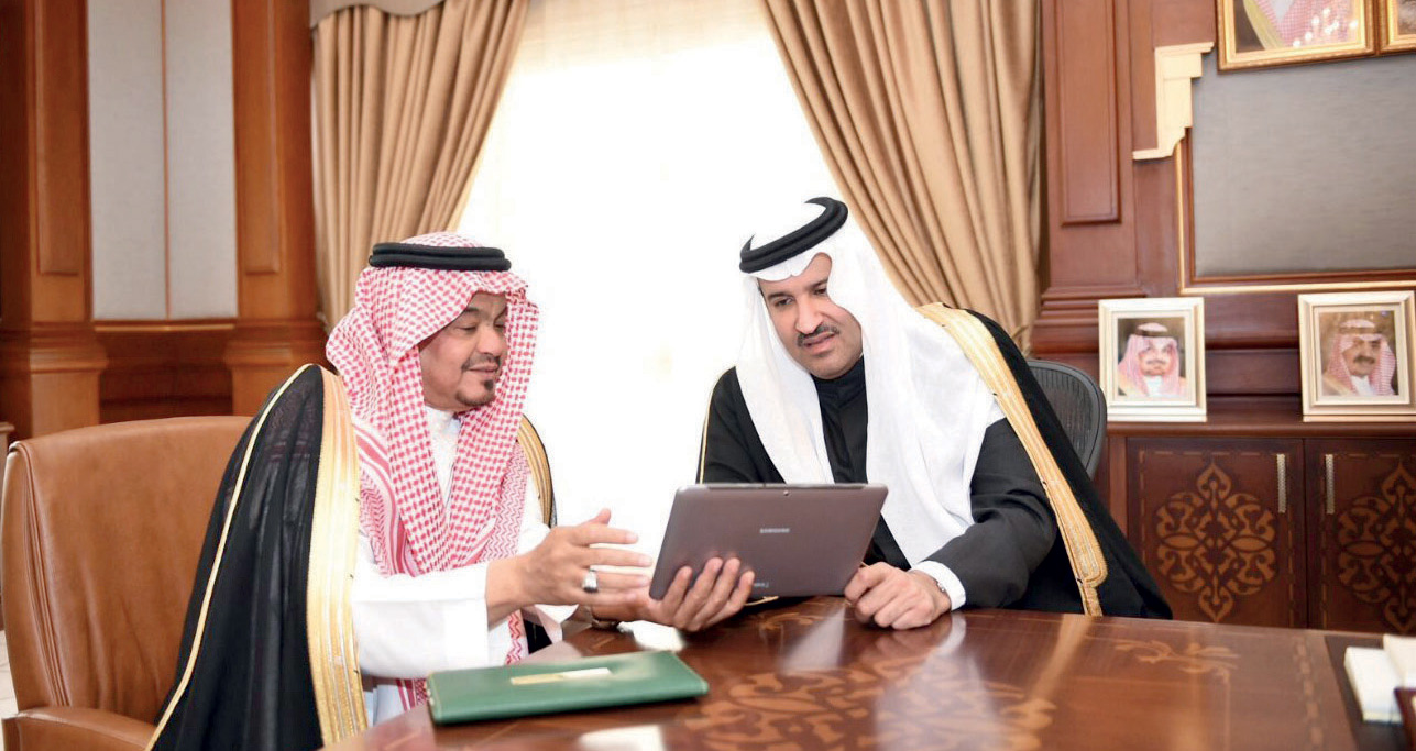 «البريد السعودي» يستعرض مزايا «محدد طيبة المكاني» أمام أمير المدينة المنورة