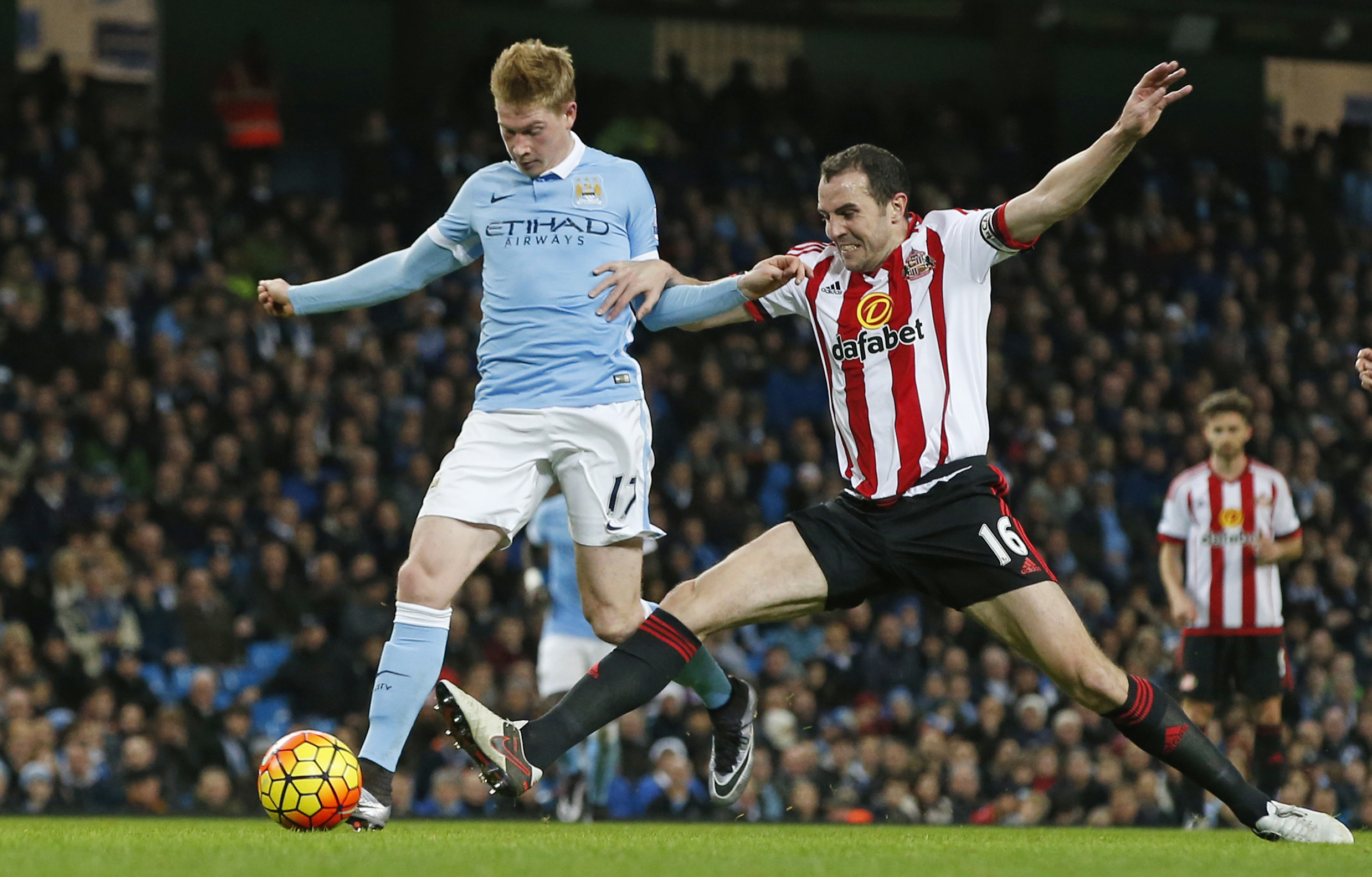 قصة مصورة: ليفربول يسقط ليستر .. ومصير فان غال في مهب الريح .. وبداية خجولة لهيدينك