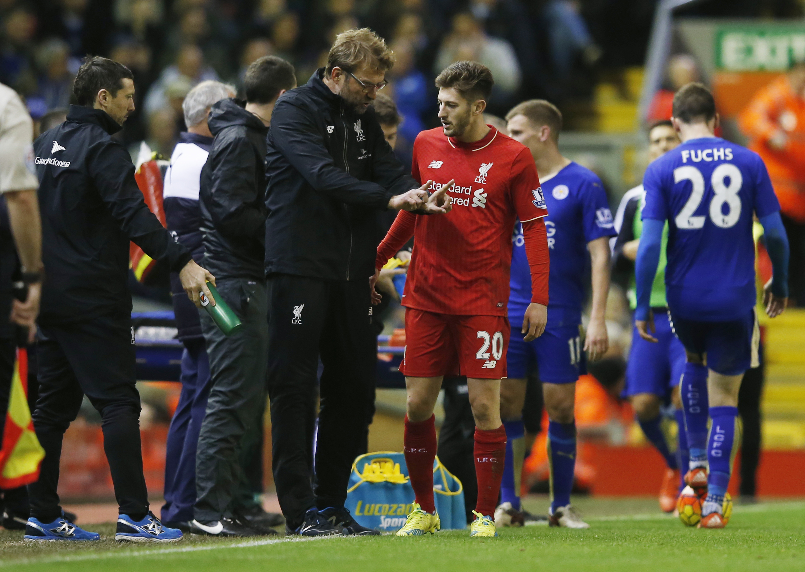 قصة مصورة: ليفربول يسقط ليستر .. ومصير فان غال في مهب الريح .. وبداية خجولة لهيدينك