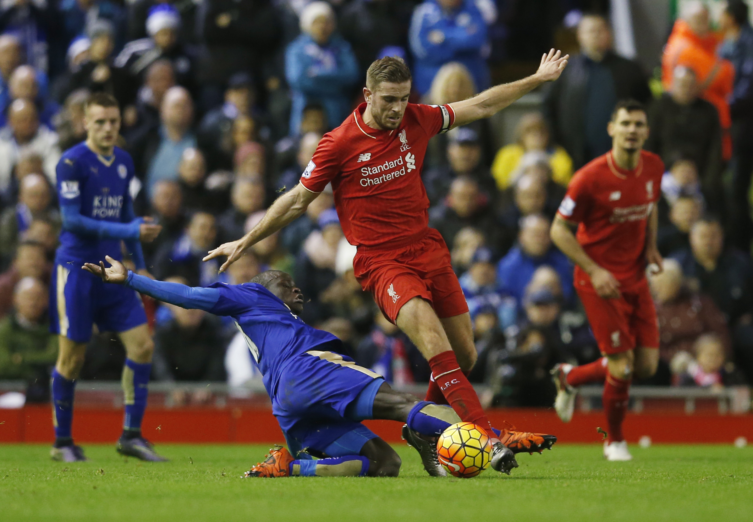 قصة مصورة: ليفربول يسقط ليستر .. ومصير فان غال في مهب الريح .. وبداية خجولة لهيدينك