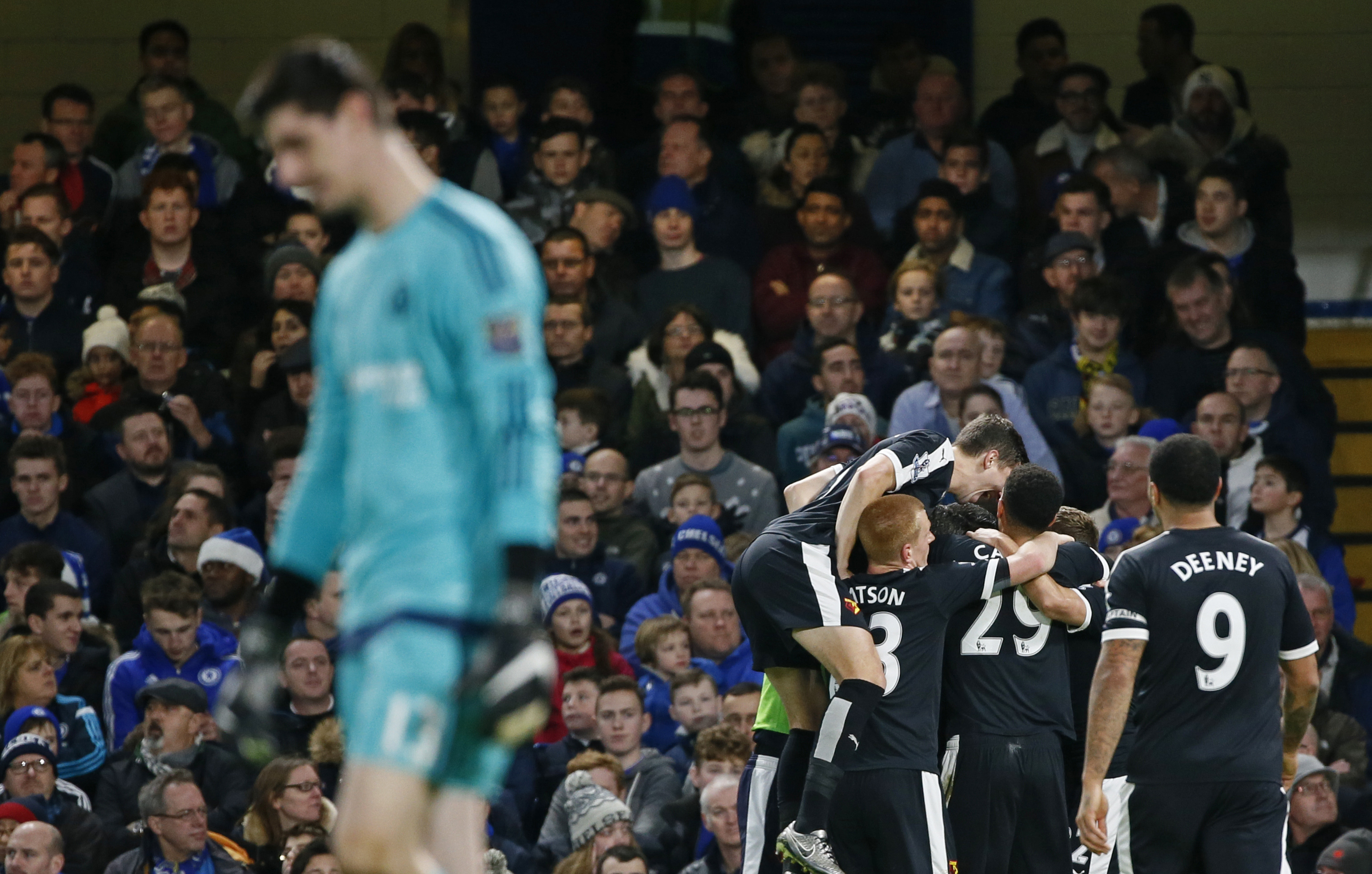 قصة مصورة: ليفربول يسقط ليستر .. ومصير فان غال في مهب الريح .. وبداية خجولة لهيدينك