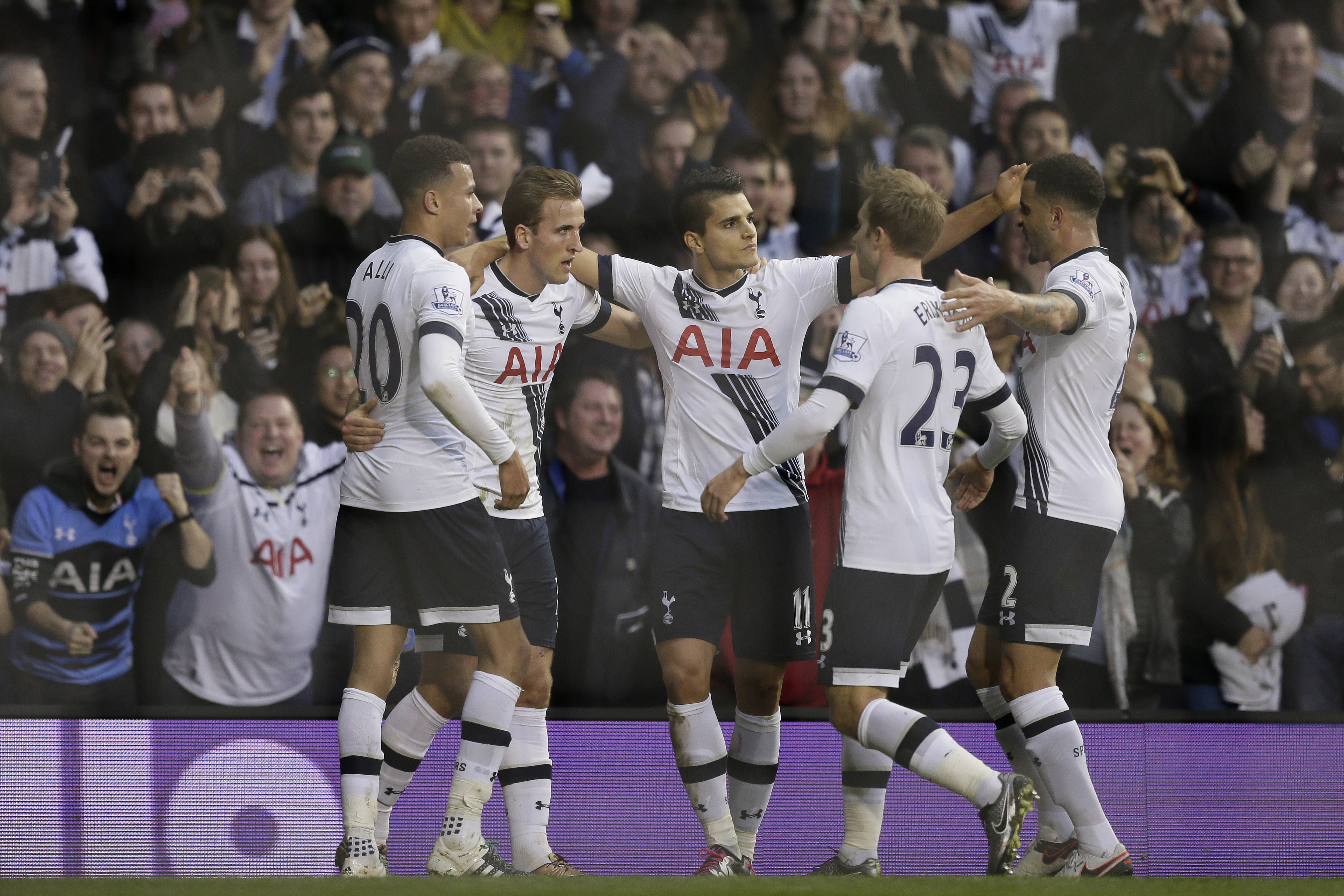 قصة مصورة: ليفربول يسقط ليستر .. ومصير فان غال في مهب الريح .. وبداية خجولة لهيدينك