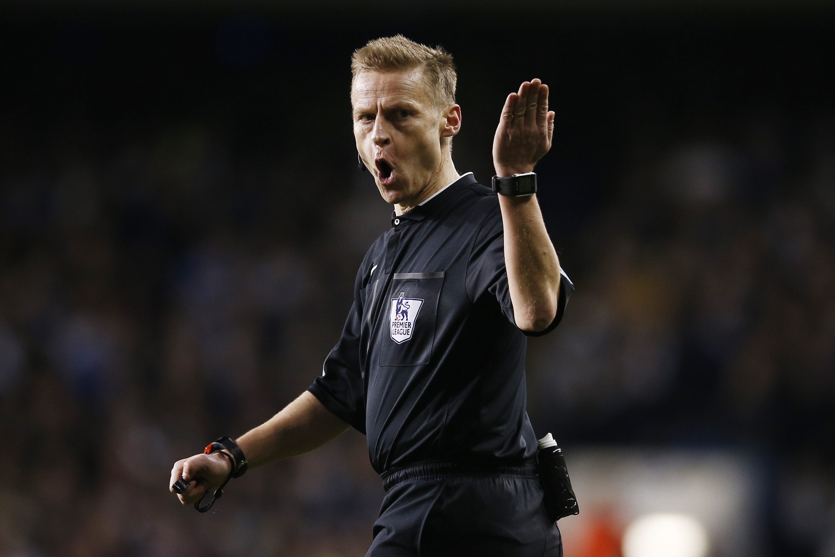 قصة مصورة: ليفربول يسقط ليستر .. ومصير فان غال في مهب الريح .. وبداية خجولة لهيدينك