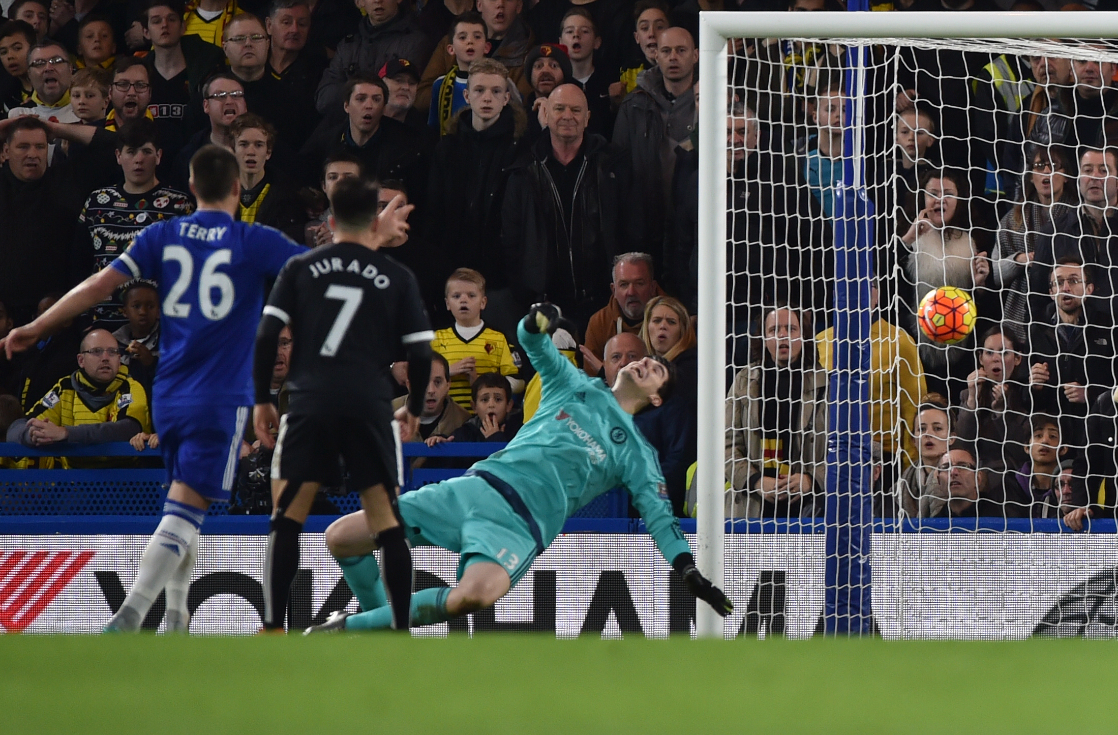 قصة مصورة: ليفربول يسقط ليستر .. ومصير فان غال في مهب الريح .. وبداية خجولة لهيدينك