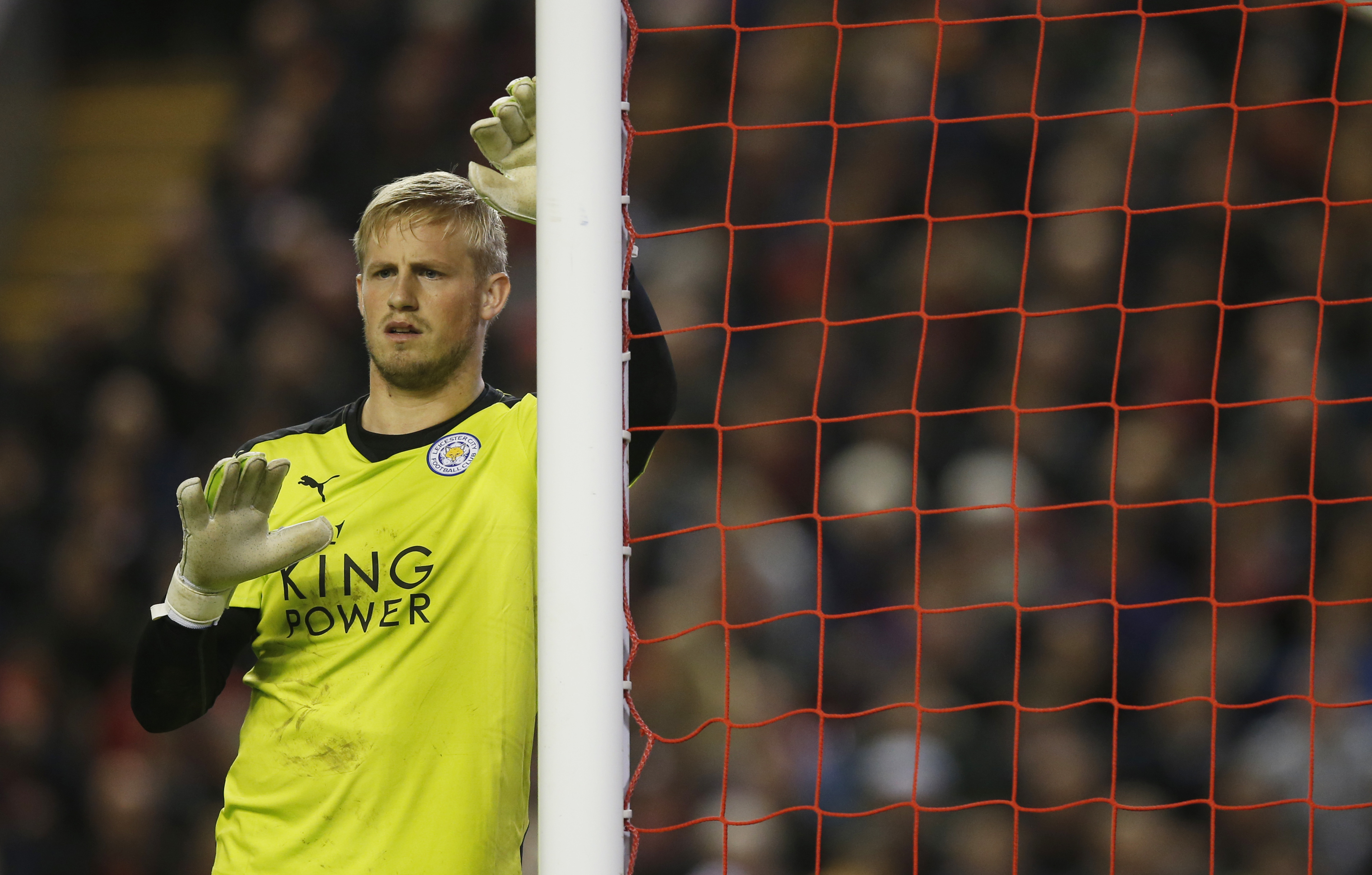 قصة مصورة: ليفربول يسقط ليستر .. ومصير فان غال في مهب الريح .. وبداية خجولة لهيدينك