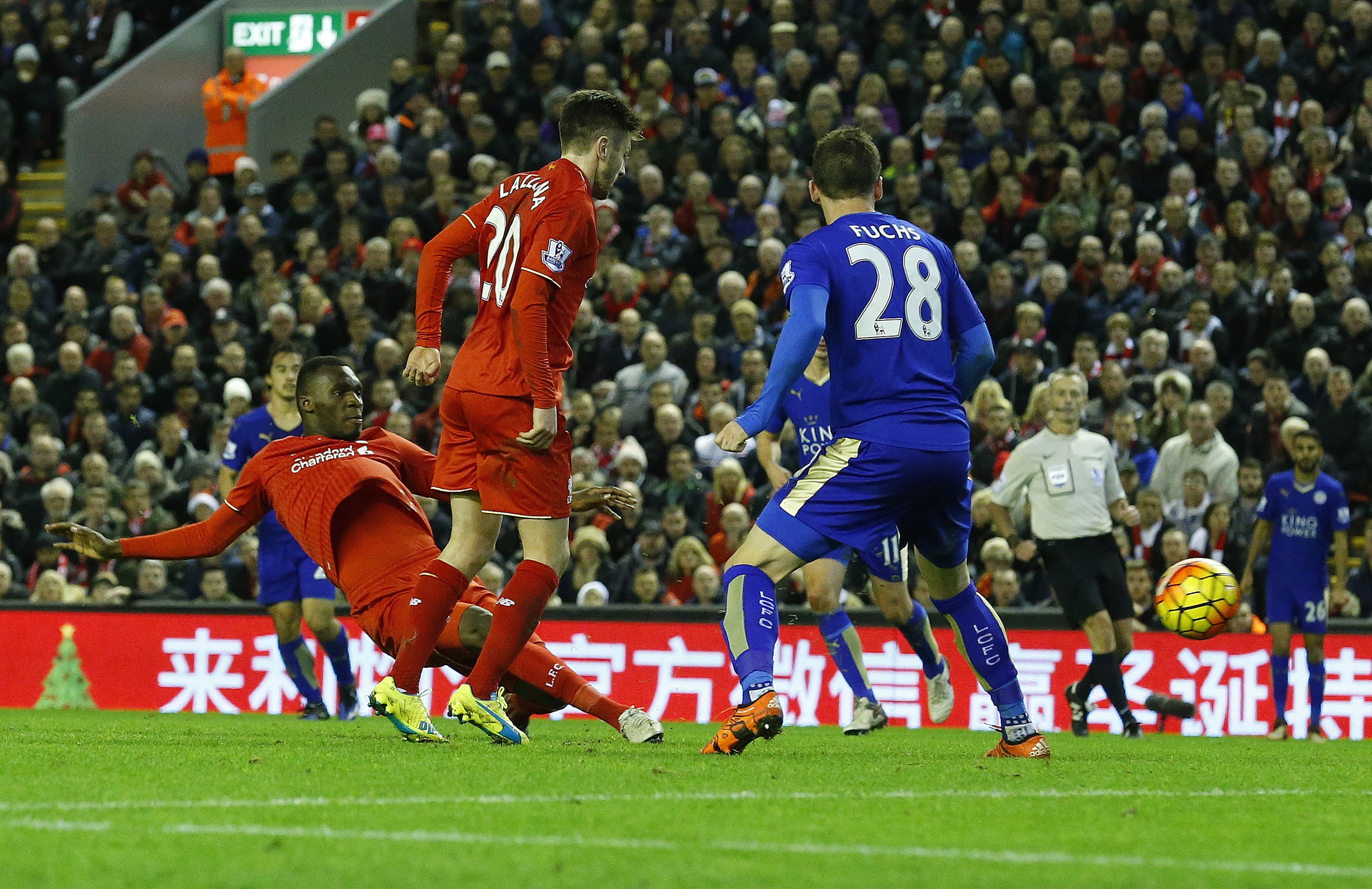 قصة مصورة: ليفربول يسقط ليستر .. ومصير فان غال في مهب الريح .. وبداية خجولة لهيدينك