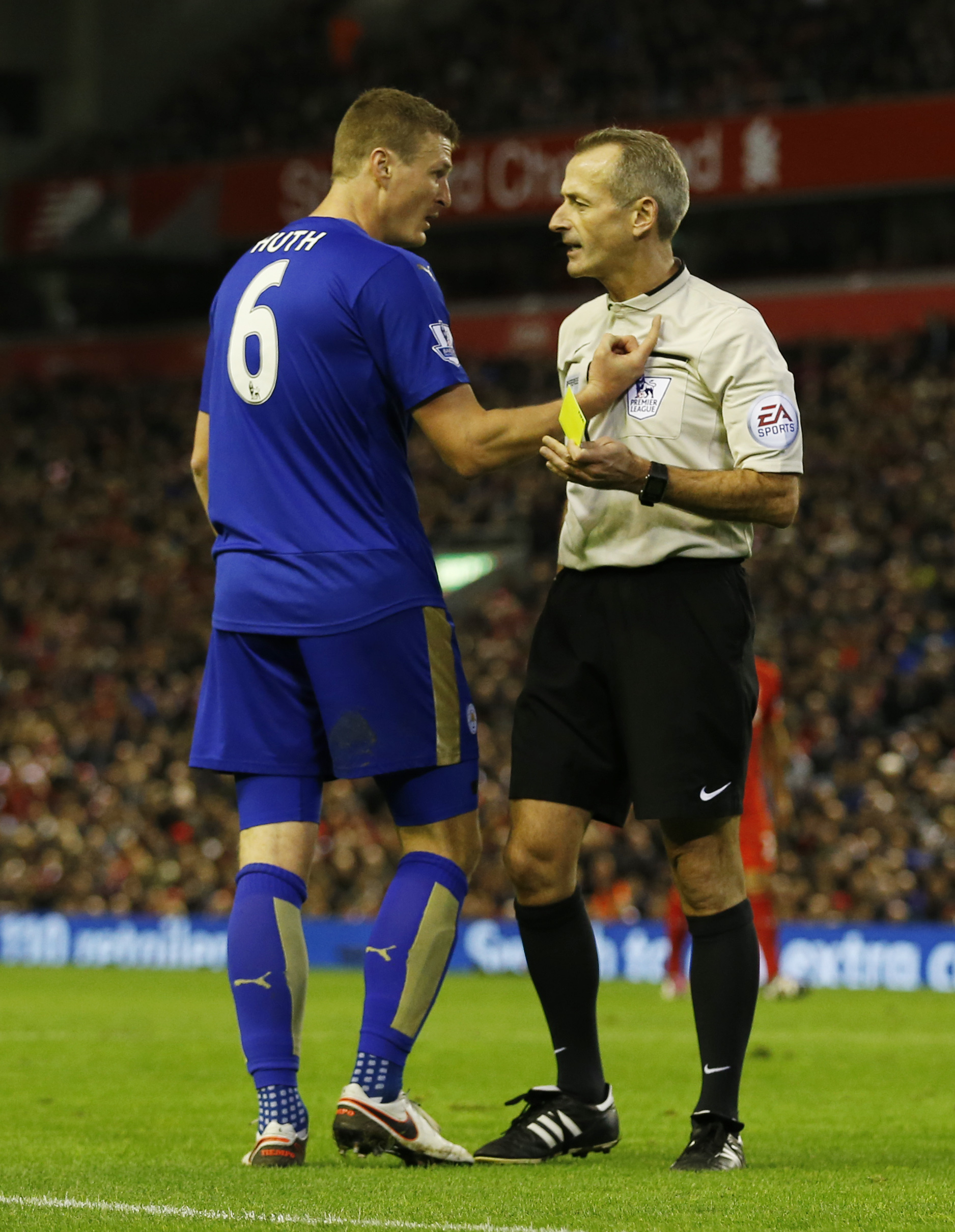 قصة مصورة: ليفربول يسقط ليستر .. ومصير فان غال في مهب الريح .. وبداية خجولة لهيدينك