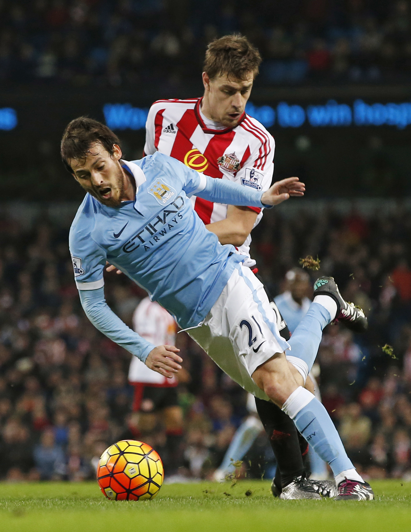 قصة مصورة: ليفربول يسقط ليستر .. ومصير فان غال في مهب الريح .. وبداية خجولة لهيدينك