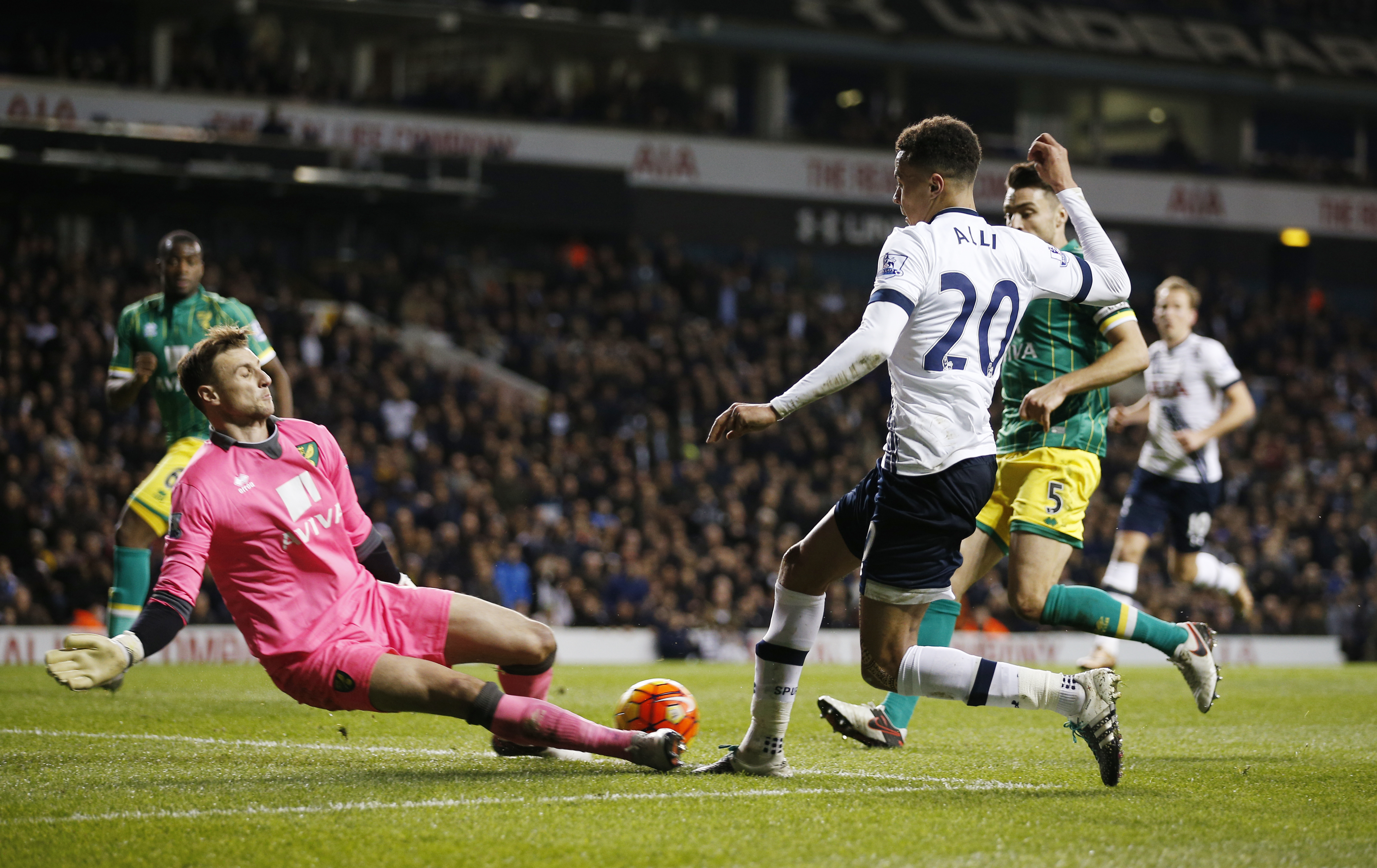 قصة مصورة: ليفربول يسقط ليستر .. ومصير فان غال في مهب الريح .. وبداية خجولة لهيدينك