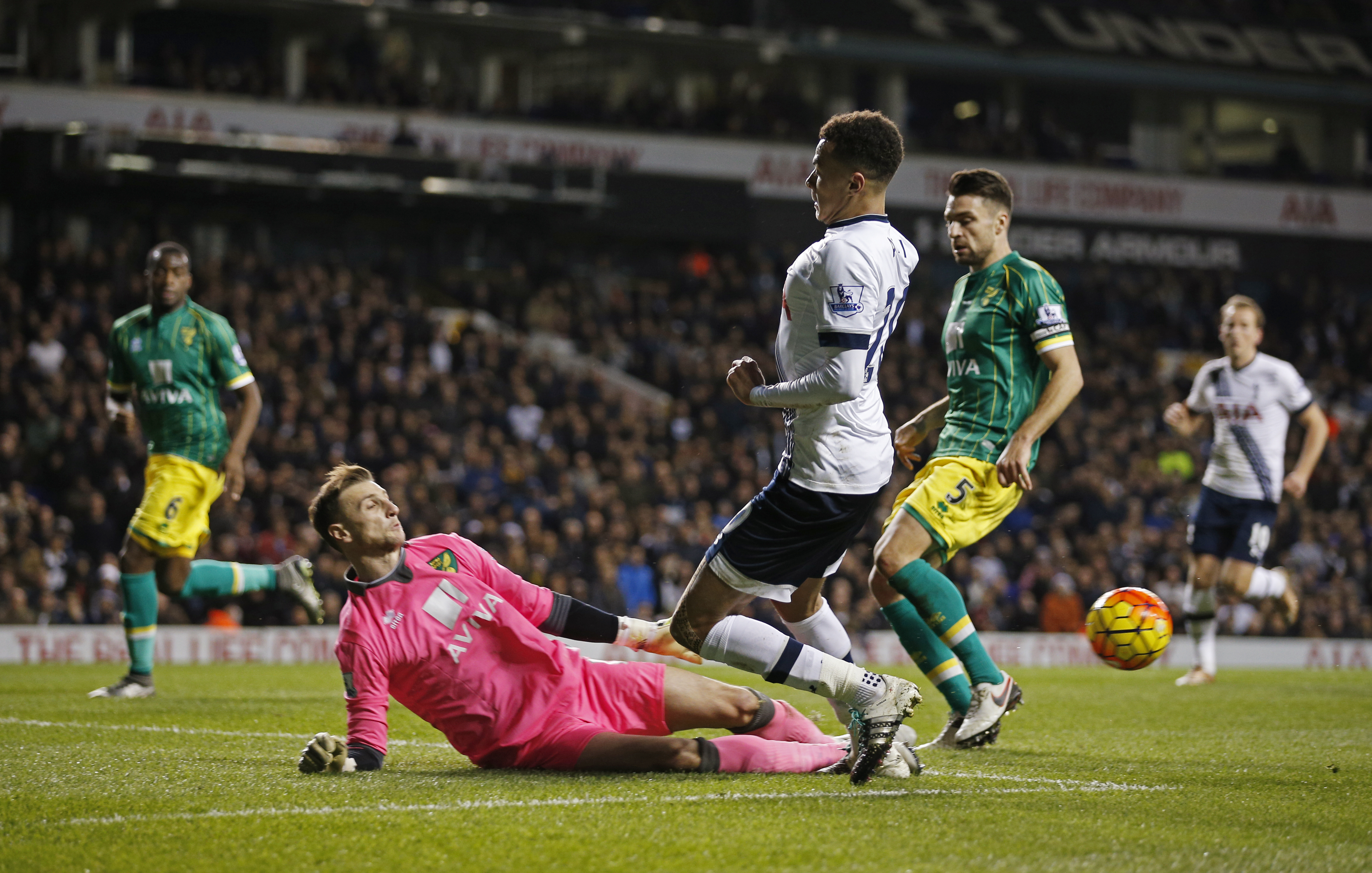 قصة مصورة: ليفربول يسقط ليستر .. ومصير فان غال في مهب الريح .. وبداية خجولة لهيدينك