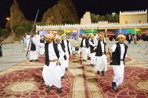 «صحراء حائل».. فنون شعبية و60 أسرة منتجة تجذب آلاف الزوار