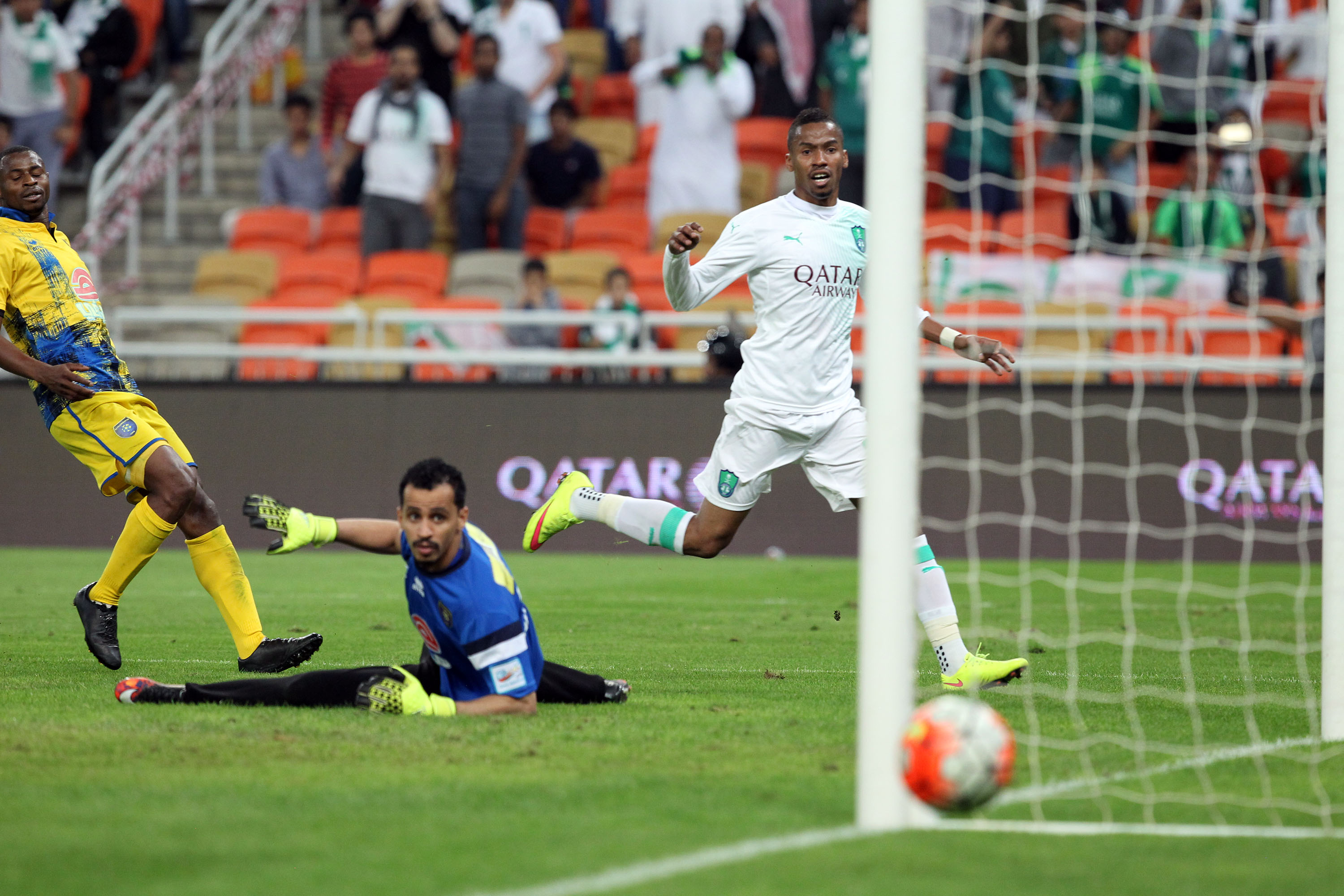 التعاون يعطل الأهلي ويهدي الصدارة للهلال