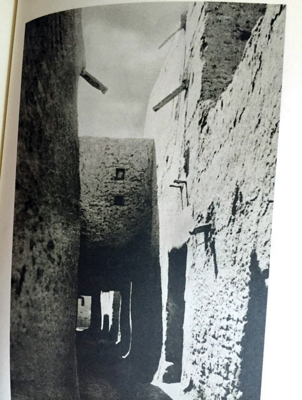 رحالة دبلوماسي .. وقصة اعتذار إيطاليا لقصفها «أنبوب الظهران»