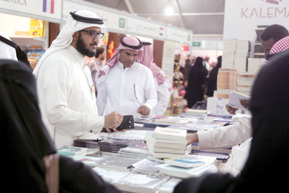 اللجنة المنظمة لمعرض الكتاب: أرقام المبيعات غائبة لعدم التزام دور النشر بـ «الباركود»