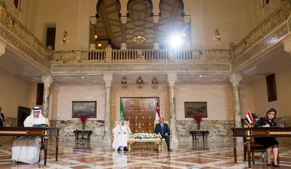 الملك يعلن تشييد جسر بين السعودية ومصر عبر البحر الأحمر .. والسيسي: سنطلق عليه "جسر الملك سلمان"