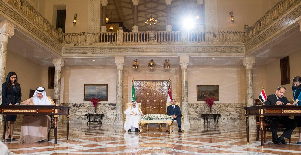 الملك يعلن تشييد جسر بين السعودية ومصر عبر البحر الأحمر .. والسيسي: سنطلق عليه "جسر الملك سلمان"