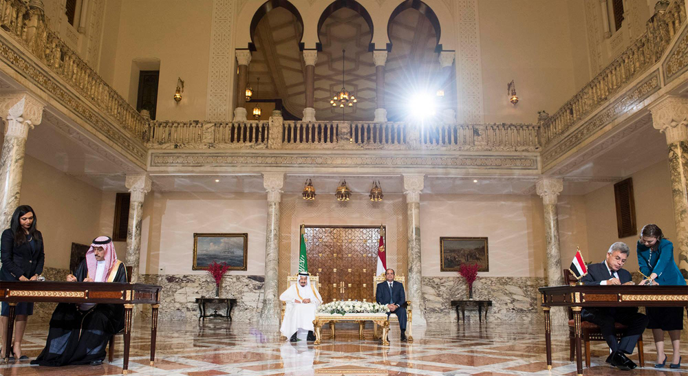 الملك يعلن تشييد جسر بين السعودية ومصر عبر البحر الأحمر .. والسيسي: سنطلق عليه "جسر الملك سلمان"