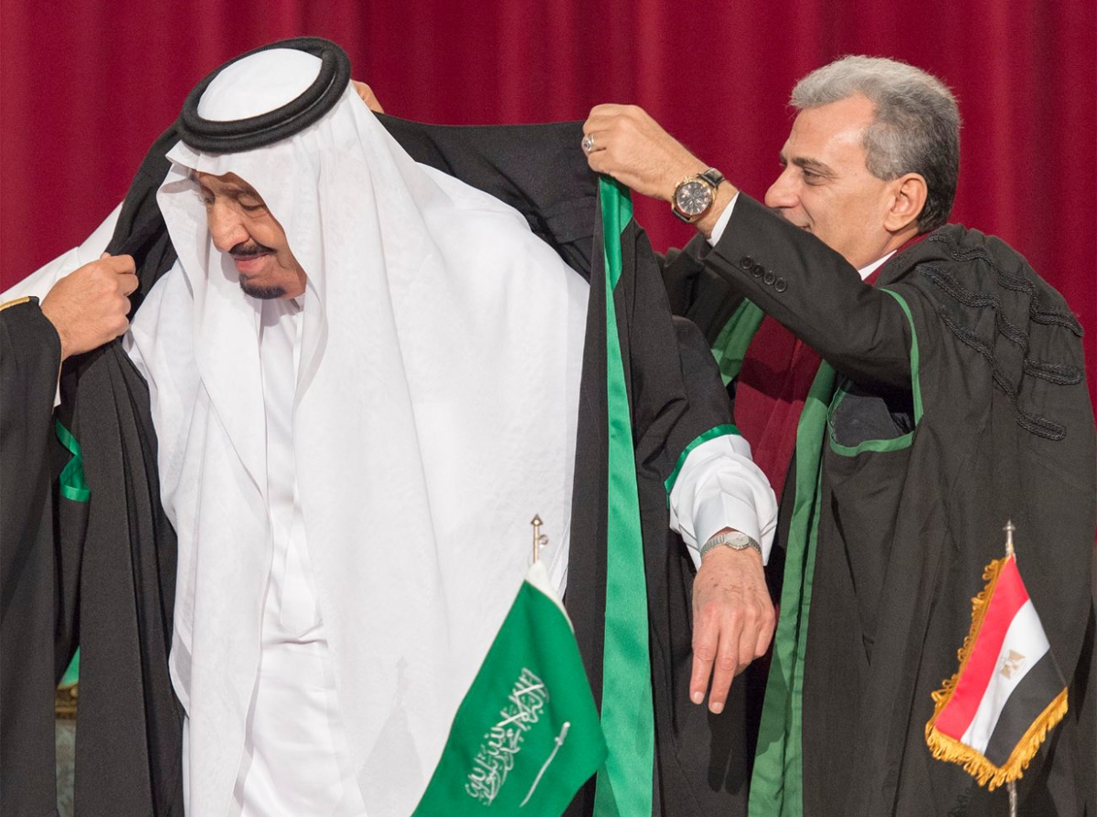 الملك يتسلم الدكتوراة الفخرية من جامعة القاهرة