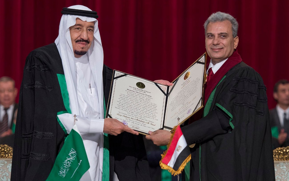 الملك يتسلم الدكتوراة الفخرية من جامعة القاهرة