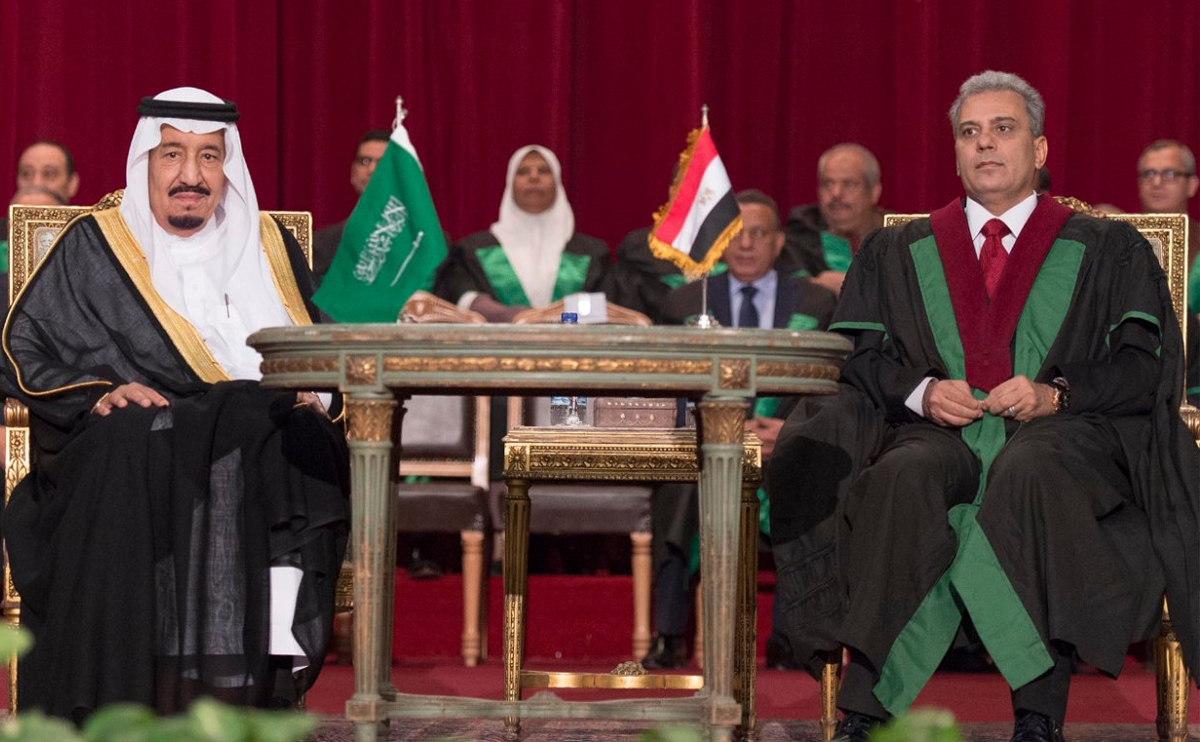 الملك يتسلم الدكتوراة الفخرية من جامعة القاهرة