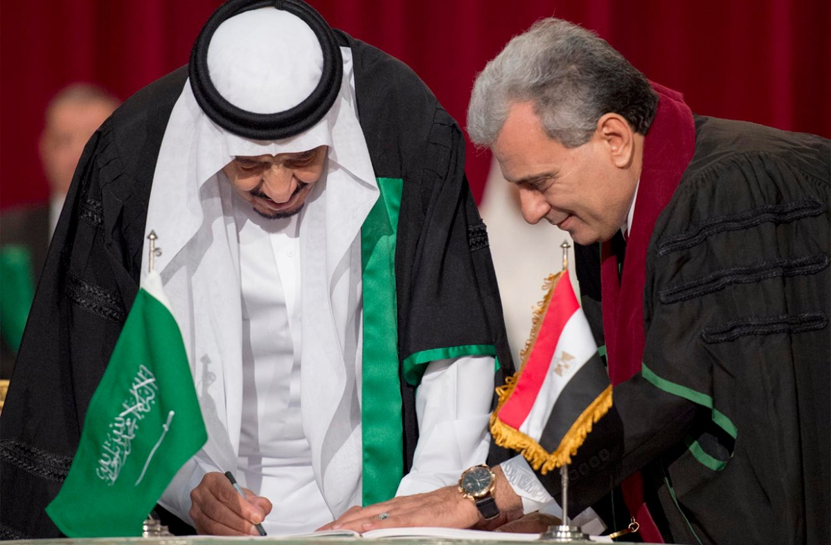 الملك يتسلم الدكتوراة الفخرية من جامعة القاهرة