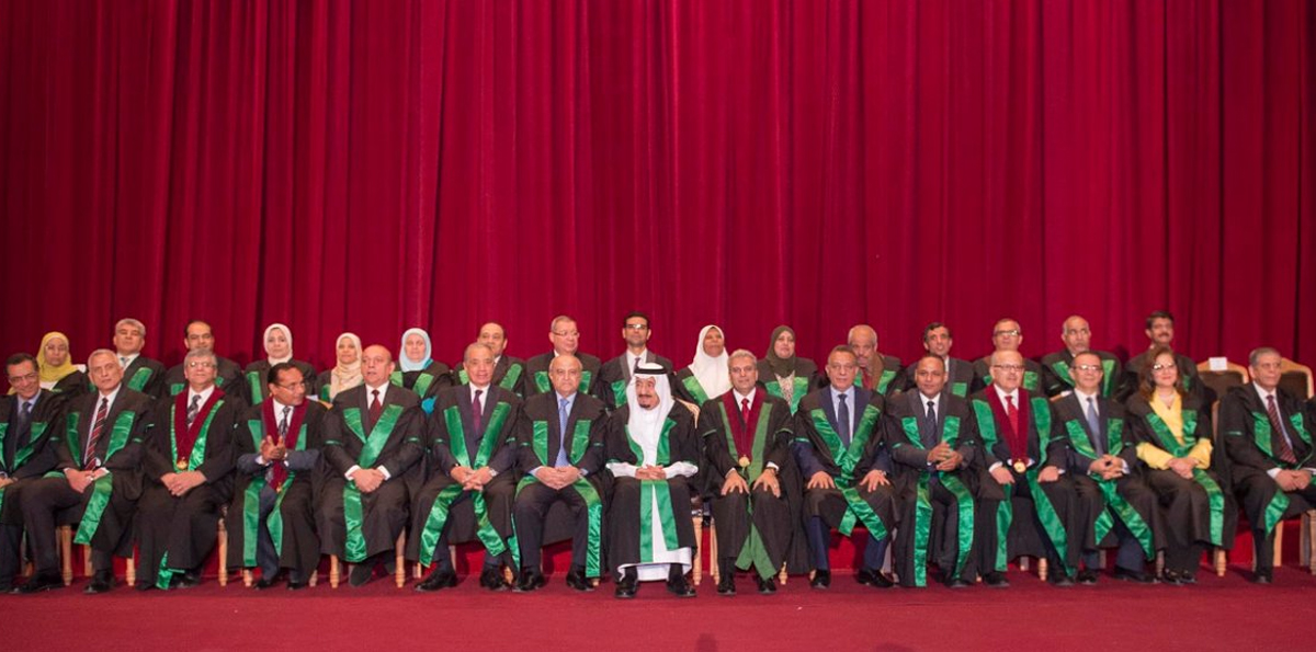 الملك يتسلم الدكتوراة الفخرية من جامعة القاهرة