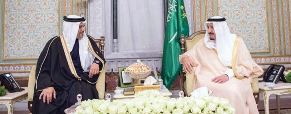 الملك يستعرض مع أمير الكويت وولي عهد البحرين موضوعات قمة التعاون الإسلامي