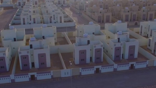 "الإسكان" تسلم أولى مشروعات "100 ألف منتج سكني"